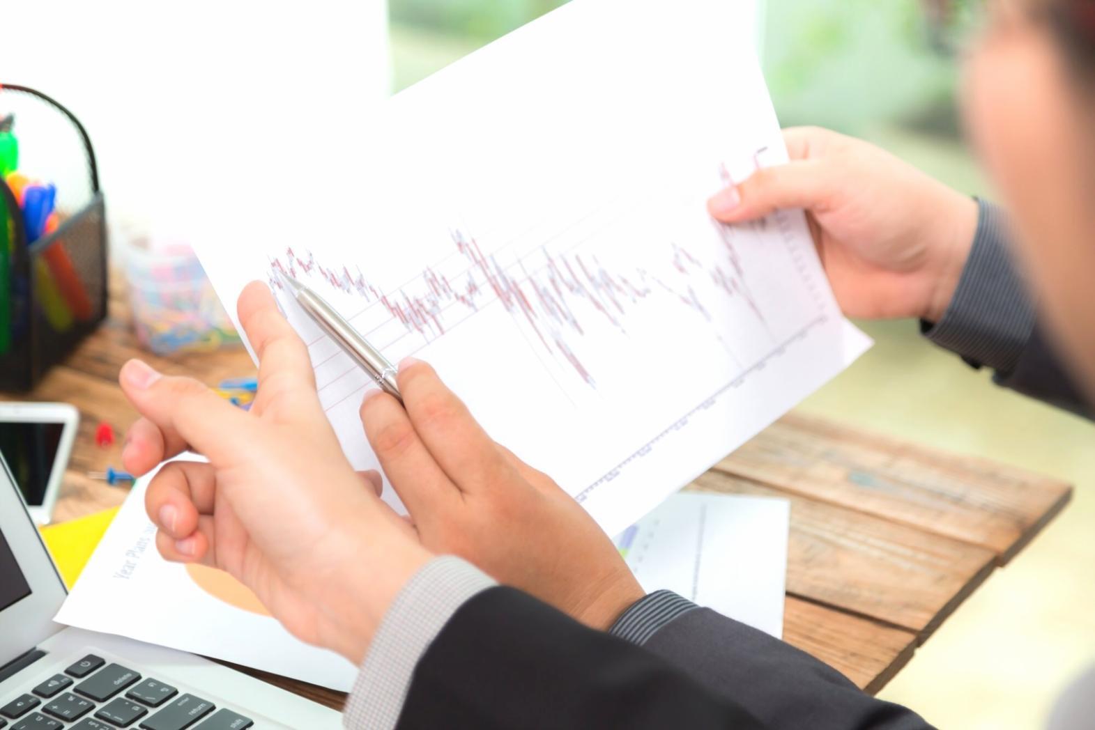 Session de formation en analyse financière avec graphiques et documents